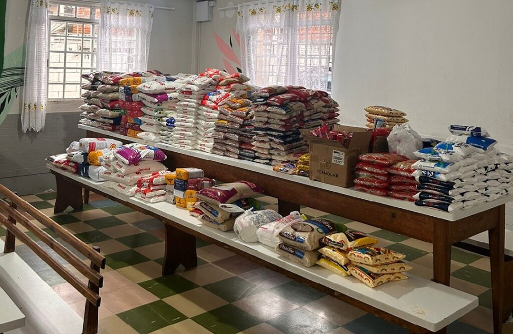 Flowork doa 3 toneladas de alimentos arrecadados em ação de final de ano
