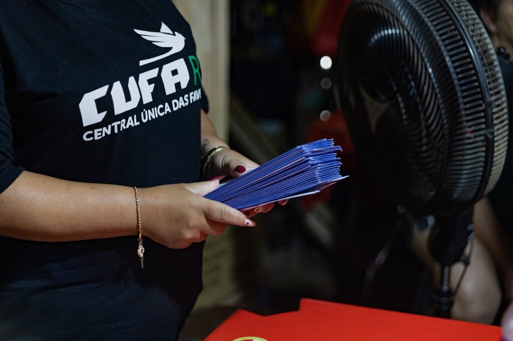 Moradores do Mato Grande recebem ticket-alimentação da Central Única das Favelas no valor de R$ 120