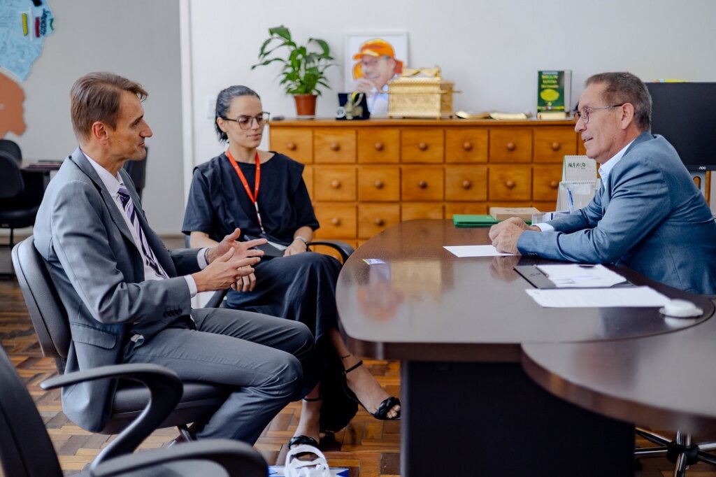 Airton Souza recebe reitor da Ulbra em reunião sobre convergência e parcerias