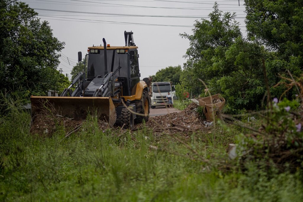 Área que receberá habitaações temporárias no Estância Velha começa a ser limpa