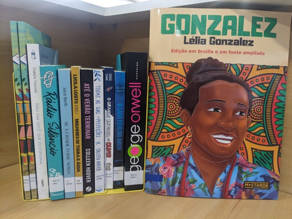 Biblioteca do Sesc Canoas amplia acervo acessível com livros em braille