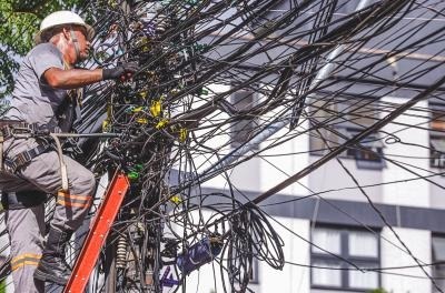 CEEE Equatorial restabelece energia de mais de 100 mil pessoas afetadas pelos temporais; 70 mil ainda estão sem