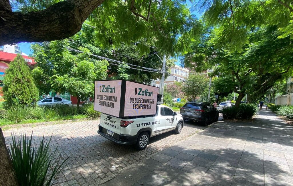 Carreta circula por Porto Alegre e pede que Zaffari assuma compromisso de bem-estar animal