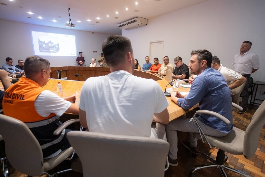 Defesa Civil de Canoas e secretarias discutem ações emergenciais diante dos temporais; alerta vai até quinta