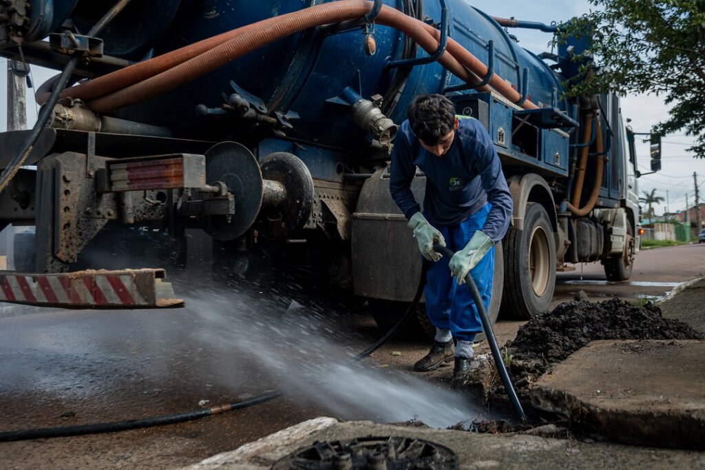 Prefeitura de Canoas usa hidrojatos para limpar redes pluviais na Mathias Velho