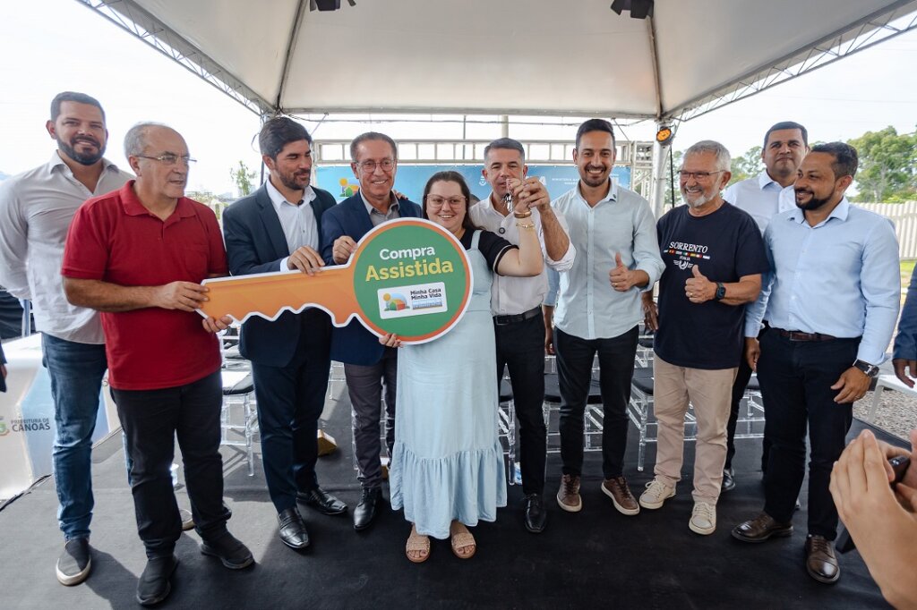 89 famílias canoenses atingidas pelas enchentes recebem chaves de novos apartamentos