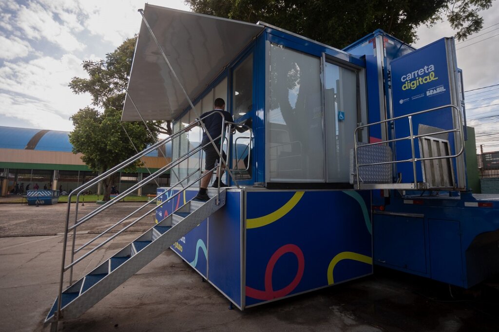 Carreta Digital oferece cursos de tecnologia e inovação para alunos de baixa renda de Canoas