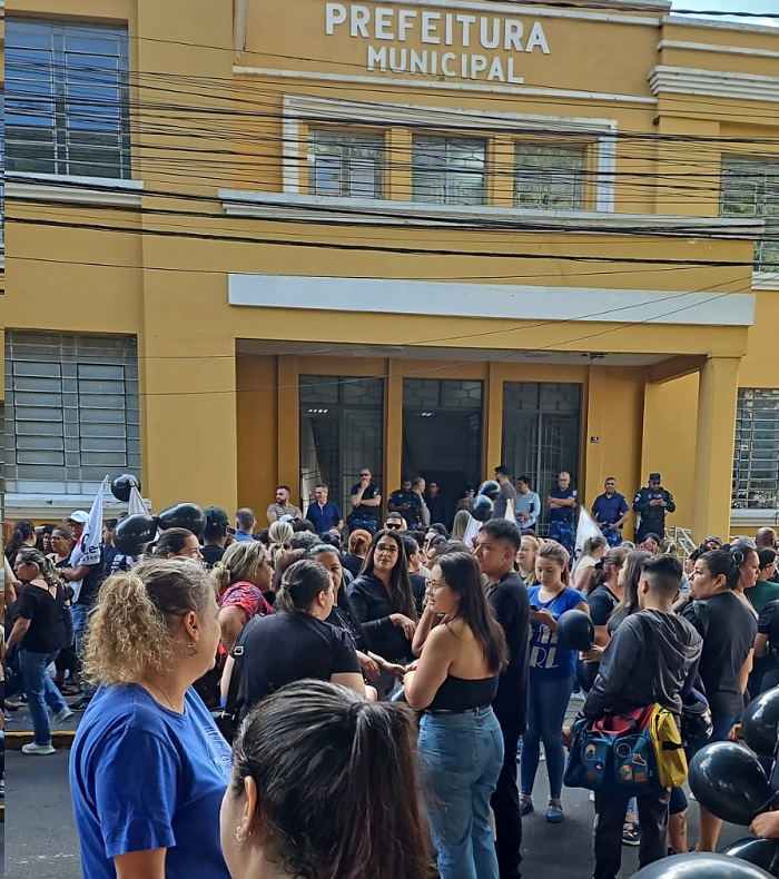 Profissionais de saúde protestam por atrasos no salário