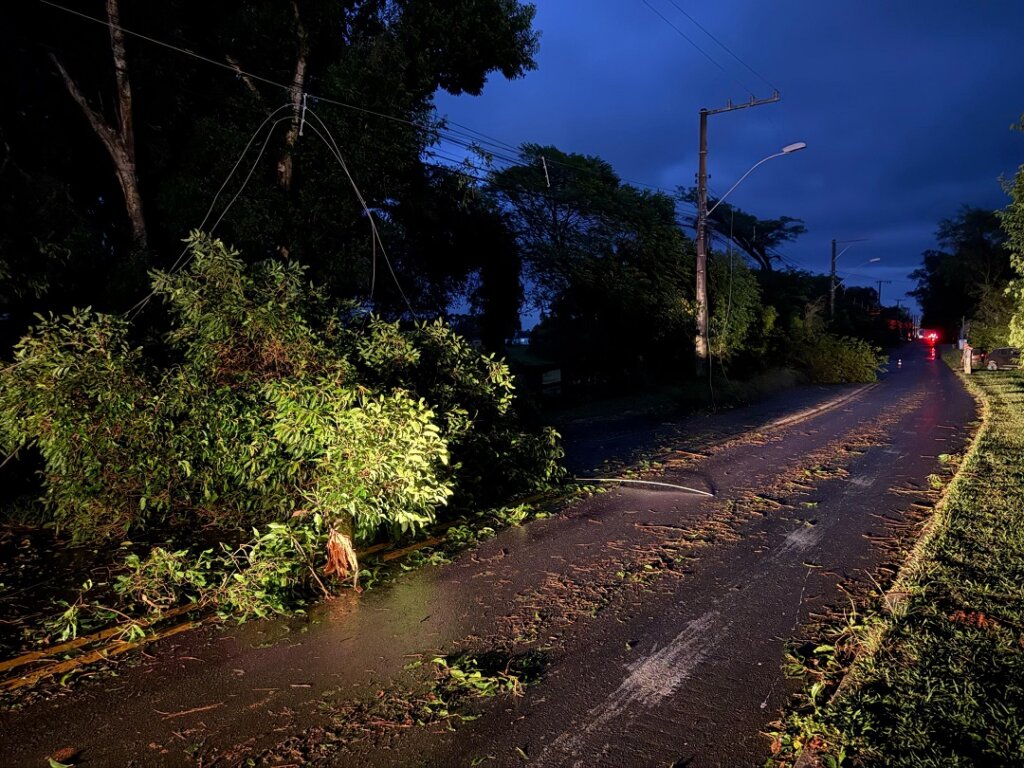 Após temporal, equipes da RGE trabalham para regularização do serviço em Nova Santa Rita