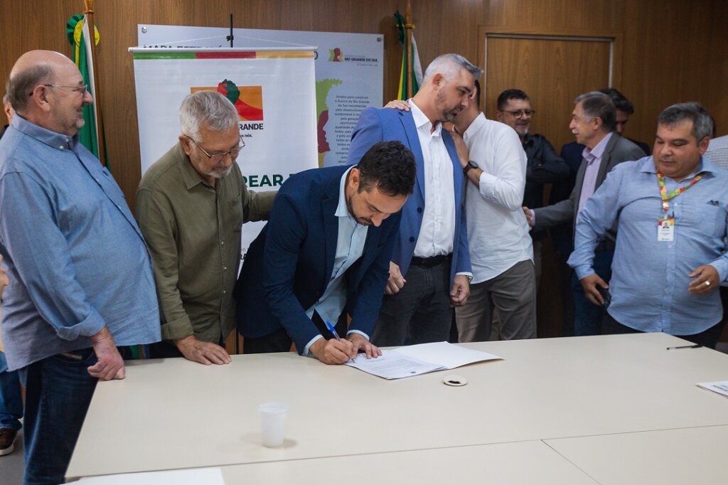 Assinado Termo de Cooperação para o desassoreamento do Arroio Brigadeira