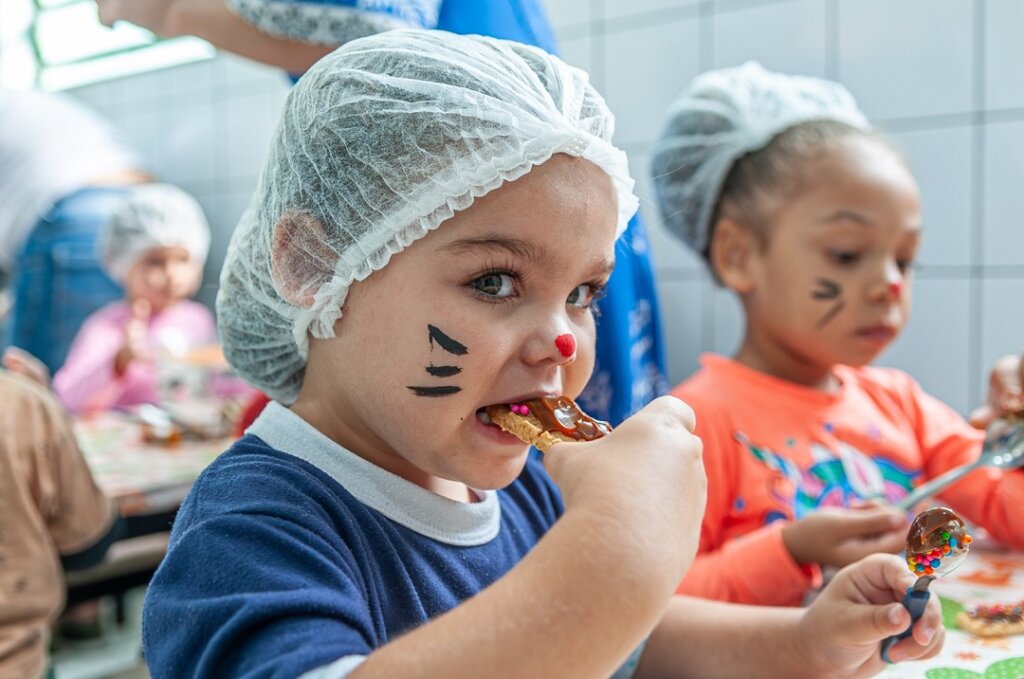 Crianças se divertem com o clima de Páscoa na EMEI Olga Ronchetti