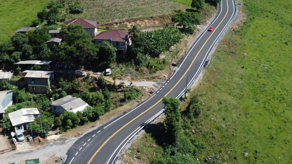 Estado realiza maior investimento da história em acessos asfálticos com recursos próprios