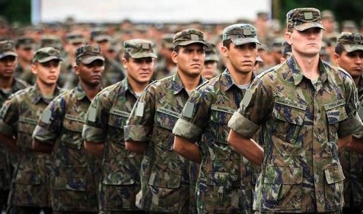 Homens que completarão 18 anos recebem orientação sobre alistamento militar obrigatório