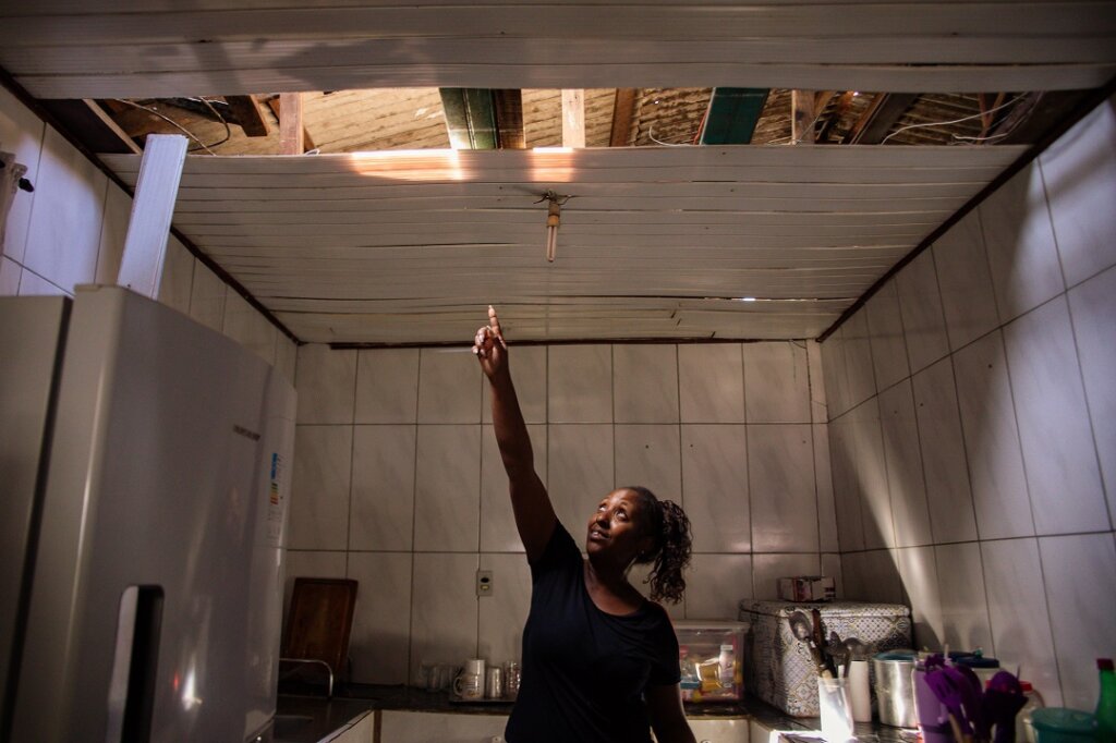 Iniciada distribuição de telhas para famílias com casas atingidas pelo temporal em Canoas