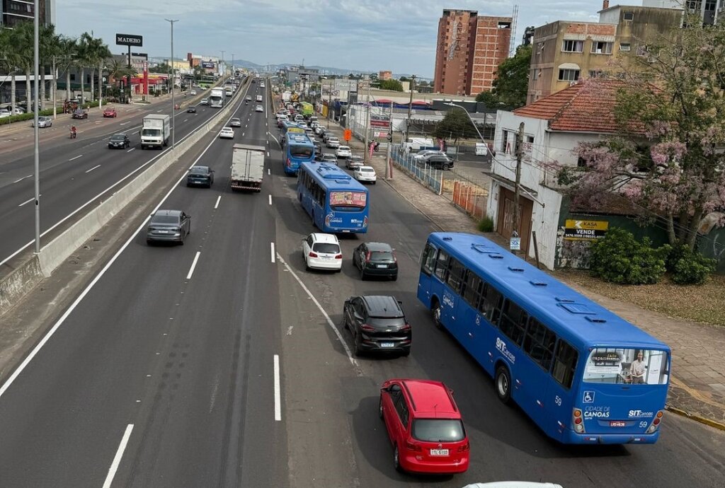 Obras do DNIT causam estreitamento de pista nas ruas laterais da BR-116 em Canoas