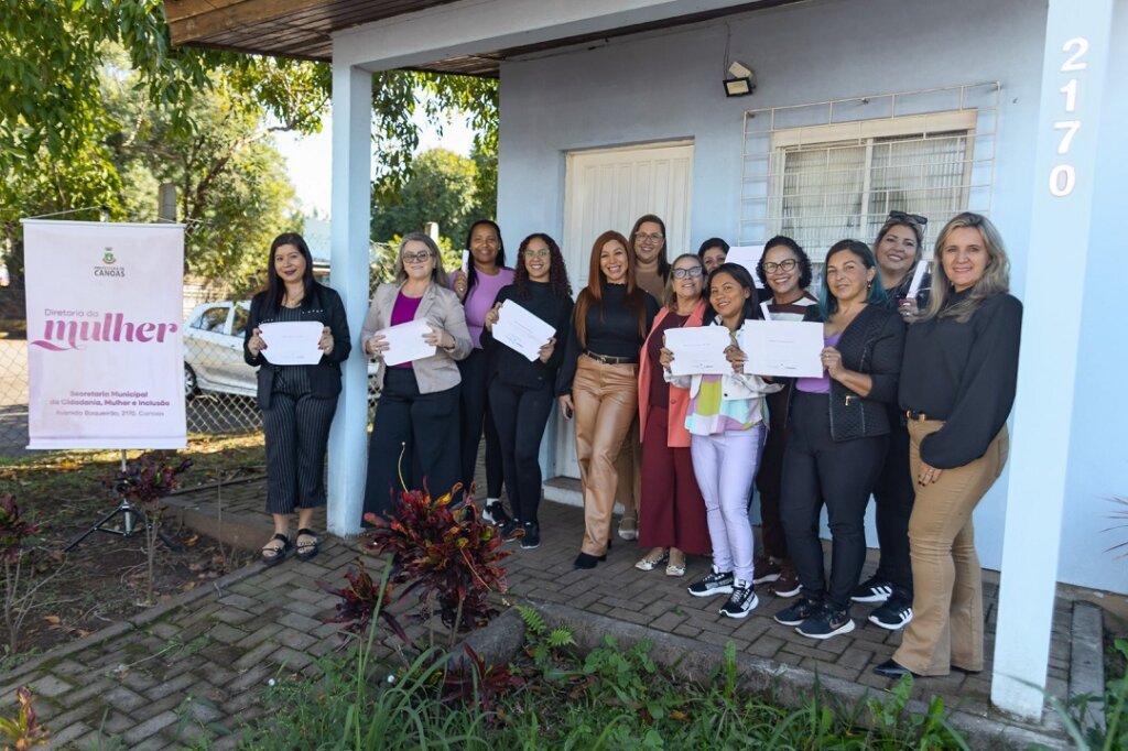 Alunas da Casa Lilás recebem certificado de cursos de escovista e manicure