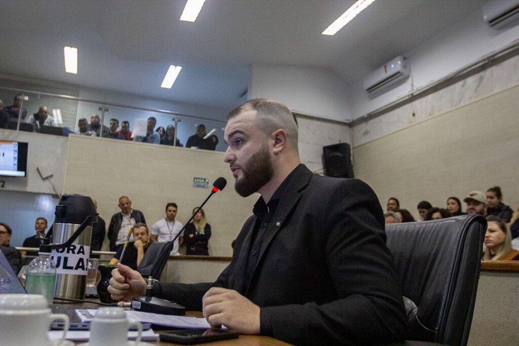 Iniciam depoimentos de testemunhas de defesa e acusação do processo de impeachment do vereador Ezequiel (PL)