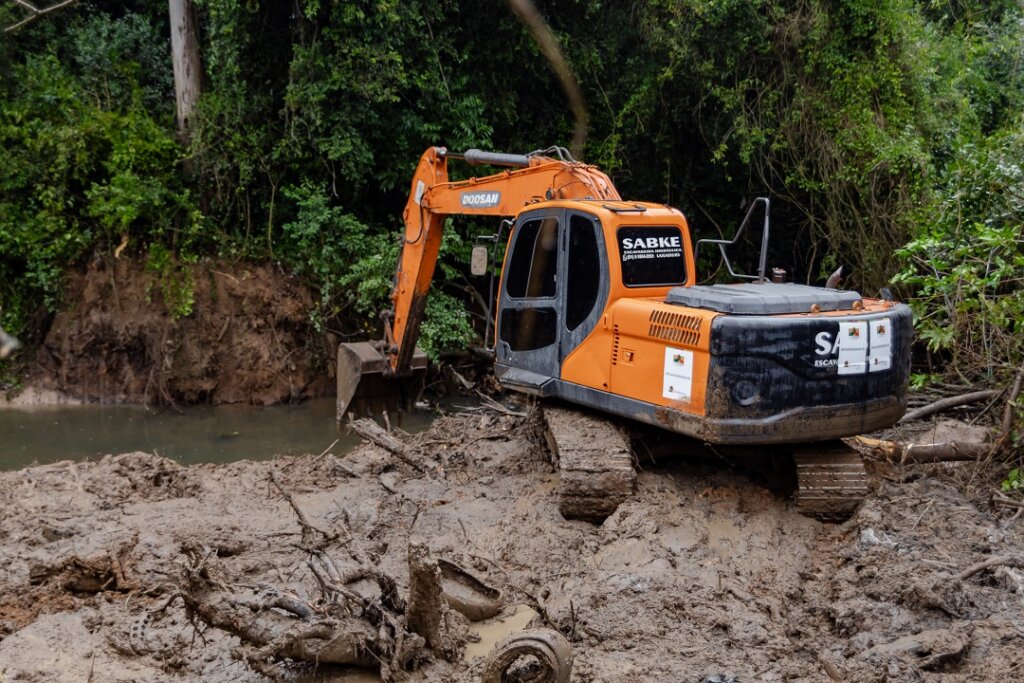 Desassoreamento do Arroio Brigadeira tem início no bairro Olaria, visando prevenir alagamentos