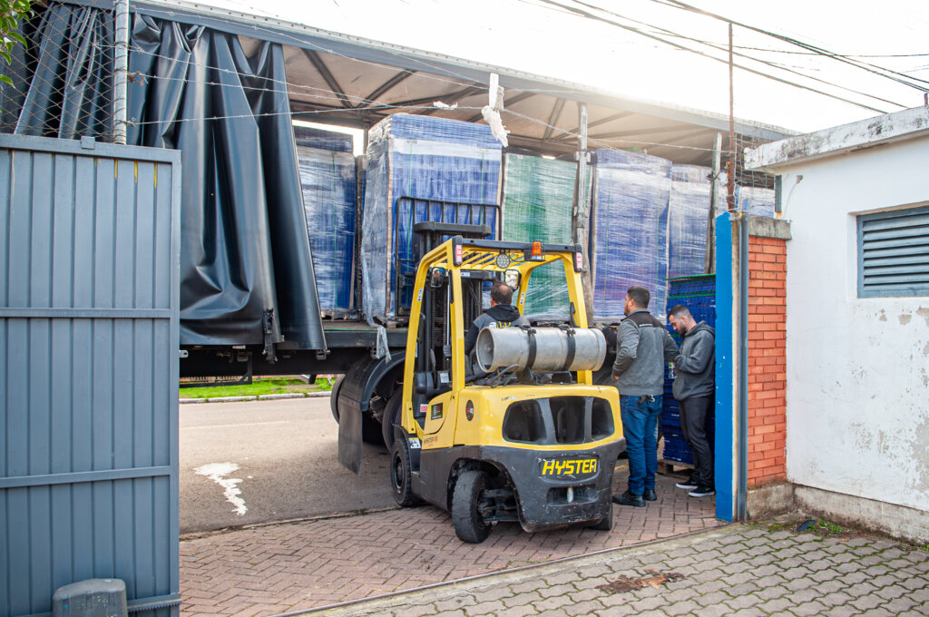 Estoque de pisos depositados na EMEF Theodoro Bogen começa a ser retirado