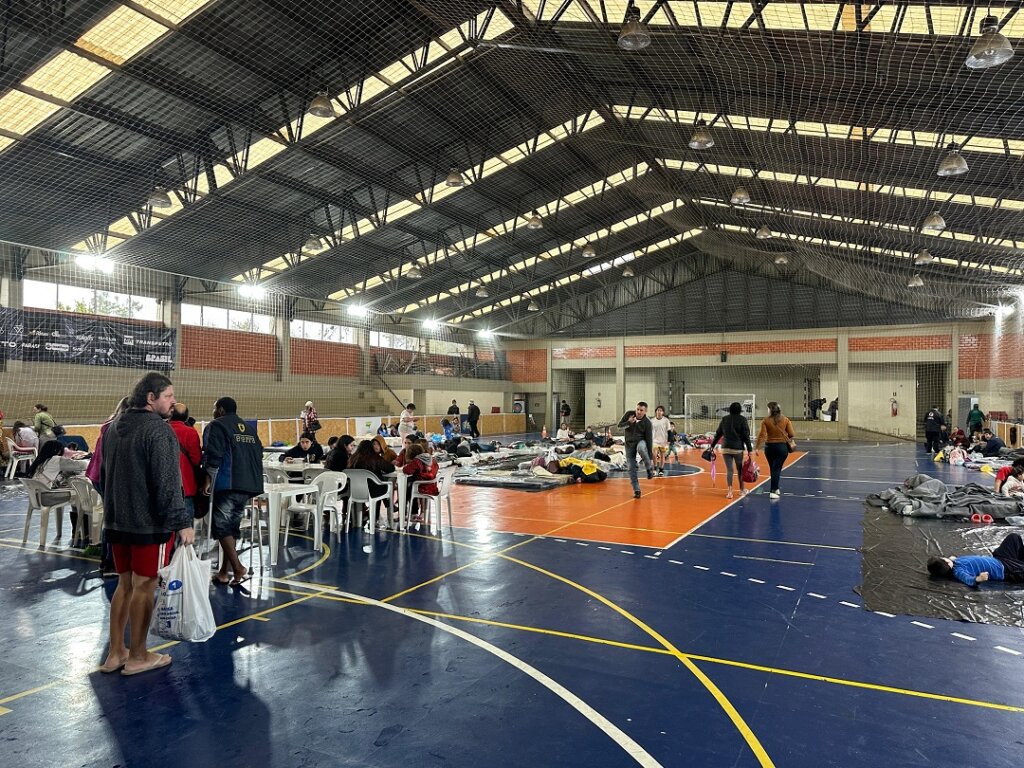 CHUVAS Equipes da Prefeitura trabalham recebem desabrigados em ginásio