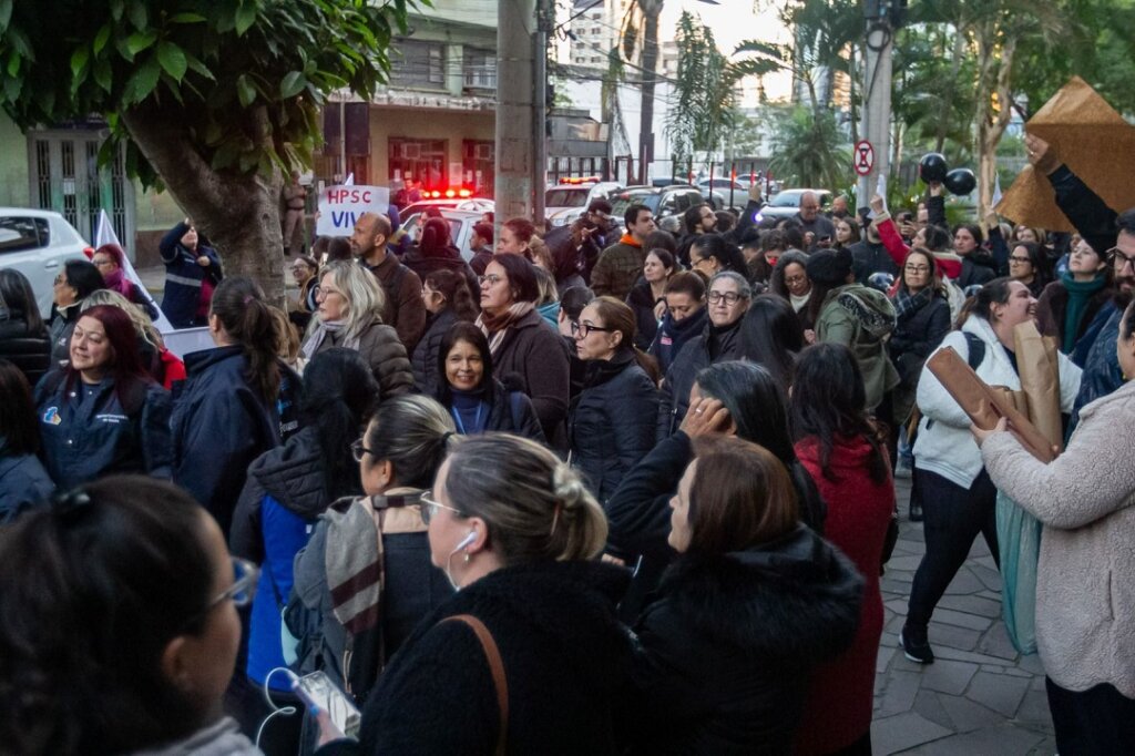 Futuro da Fundação Municipal de Saúde de Canoas é debatido na Câmara com manifestação do lado de fora