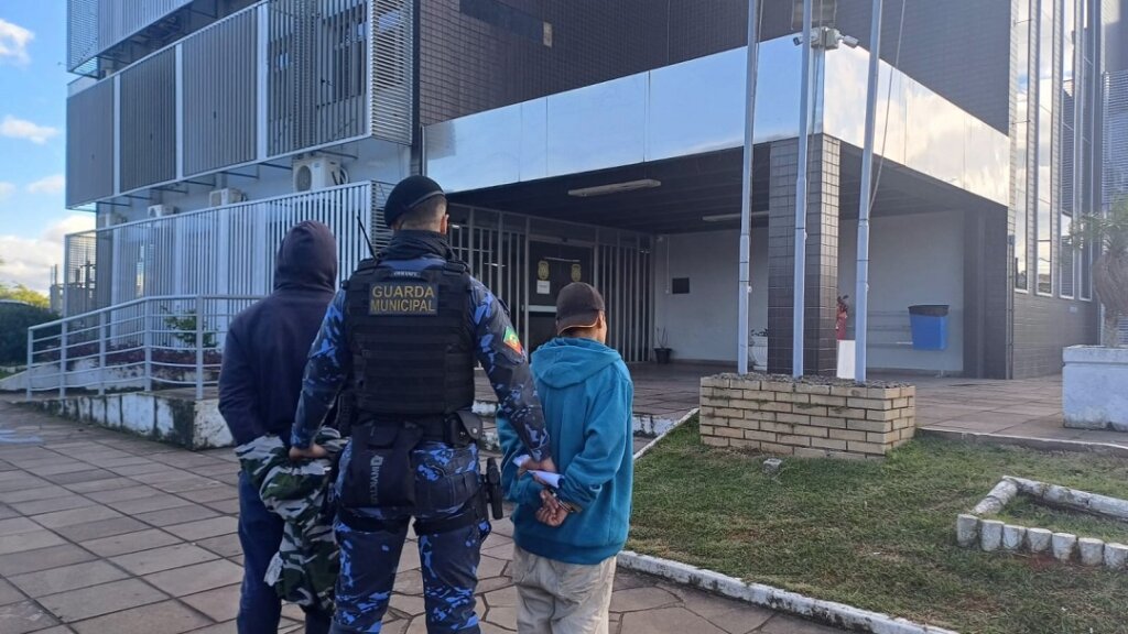 Guarda Municipal de Canoas prende dupla por tráfico de drogas no bairro Harmonia