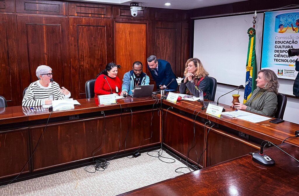 Patrícia Alba atende demandas de alunos da Escola Brigadeiro Ney Gomes da Silva