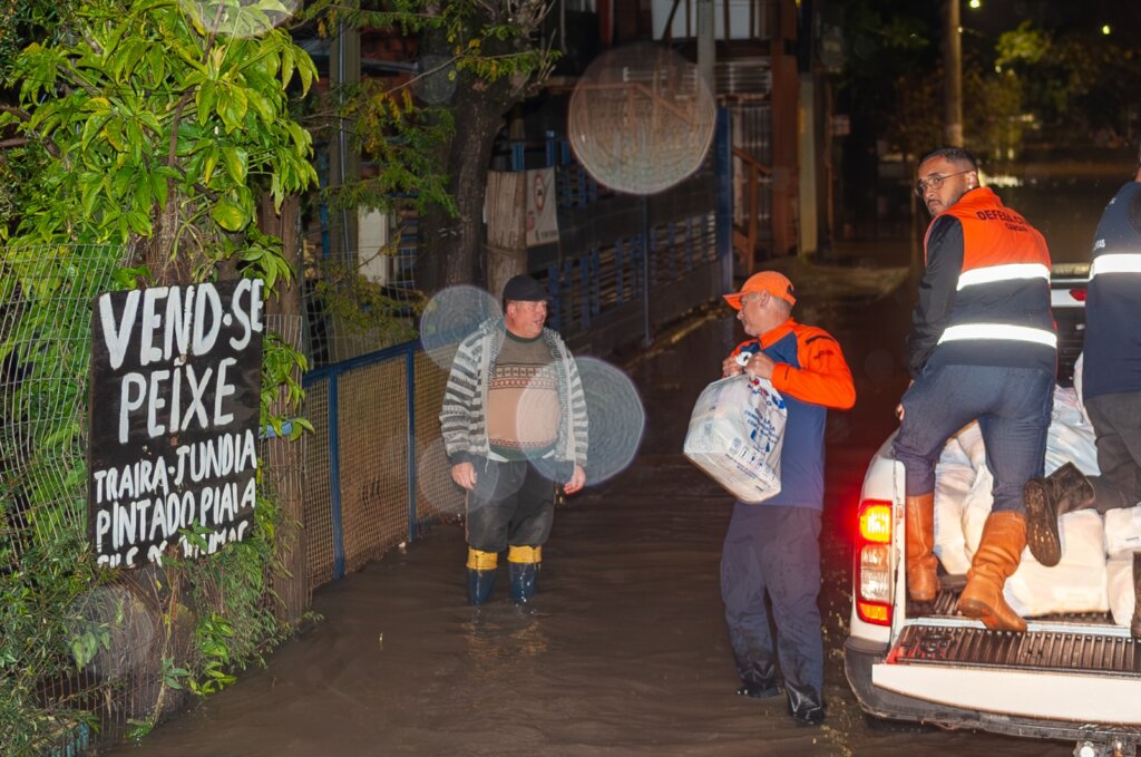 Moradores que decidiram permanecer na Praia do Paquetá recebem auxílio da Defesa Civil