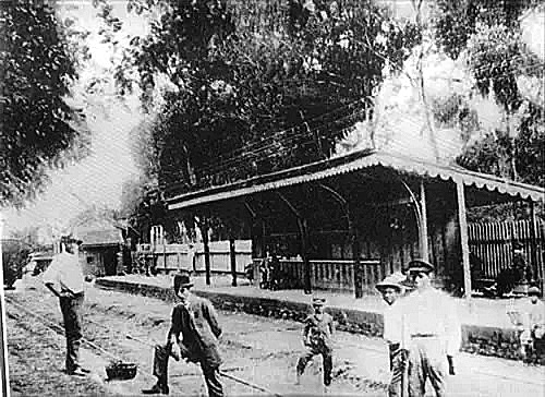 Trabalhadores constroem via férrea em Canoas