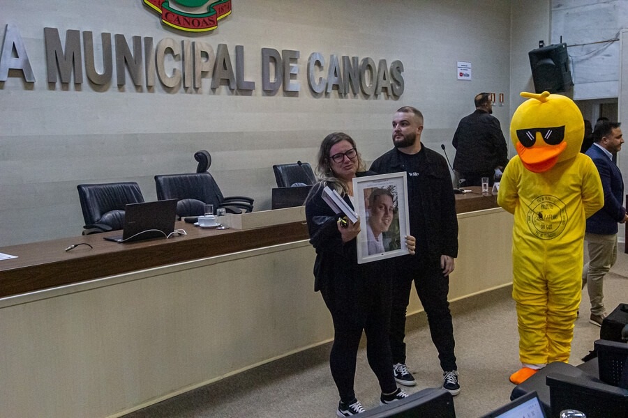 Aprovado em Canoas projeto de lei que homenageia Guilherme da Silva, motoboy morto no trânsito
