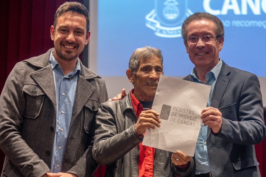 103 famílias canoenses recebem escrituras de suas moradias em solenidade na Prefeitura