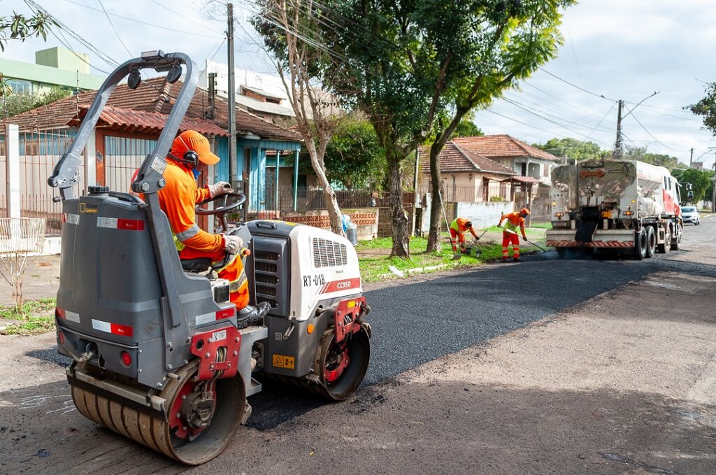 Após reinvidicação da comunidade, Rua Rio Negro, no bairro Igara, tem asfalto recuperado
