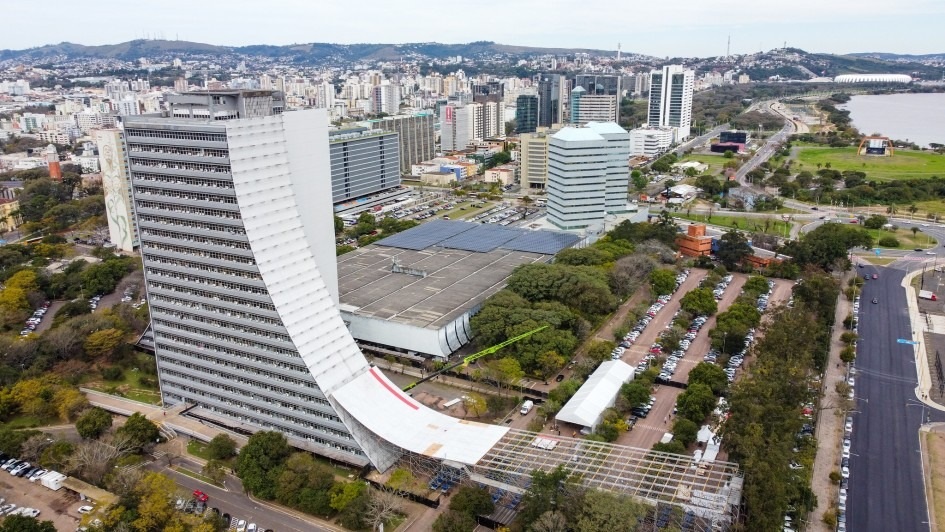 Com apoio do governo do Estado, atleta irá descer de skate o prédio do Caff