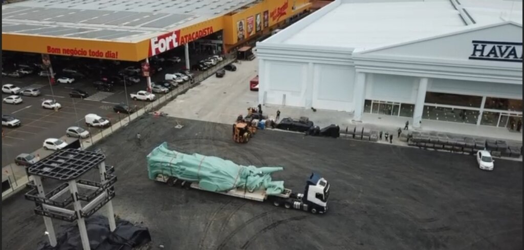 Estátua da Liberdade chega a Havan de Canoas