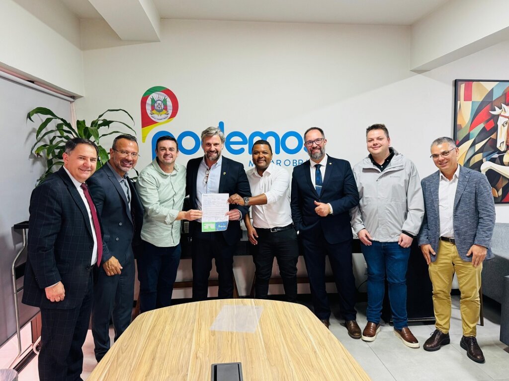 Felipe Martini filia-se ao Podemos em evento na sede estadual do partido