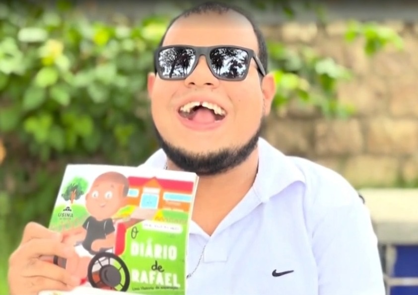 Jovem com paralisia cerebral lança livro e transforma diário em relato de superação