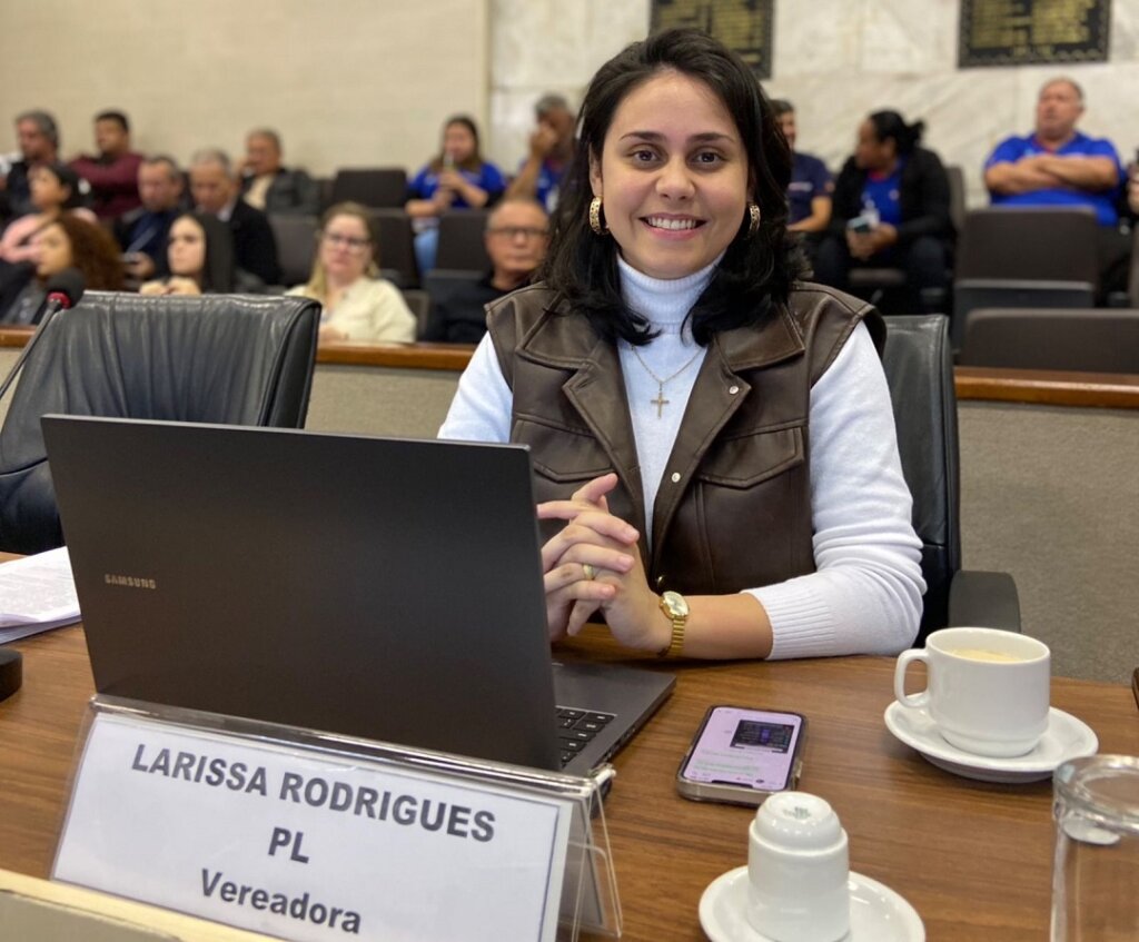 Larissa Rodrigues toma posse como vereadora no Legislativo canoense