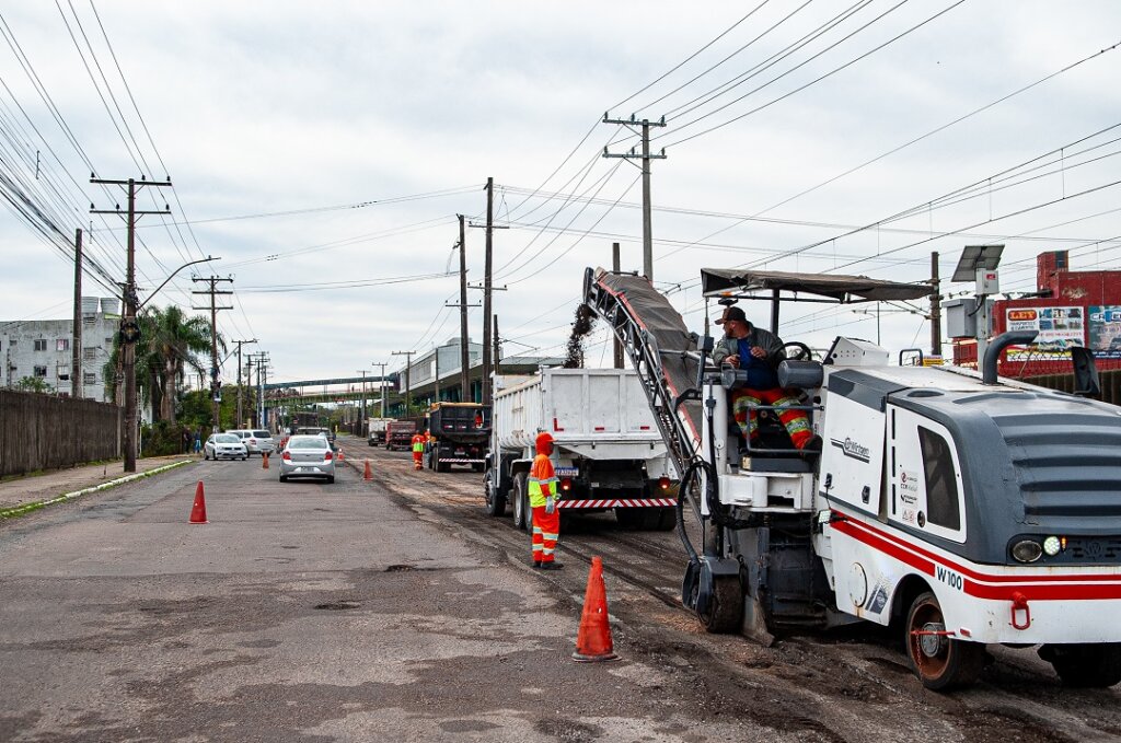 Recapeamento asfáltico é realizado na Guilherme Schell, em frente à REFAP  