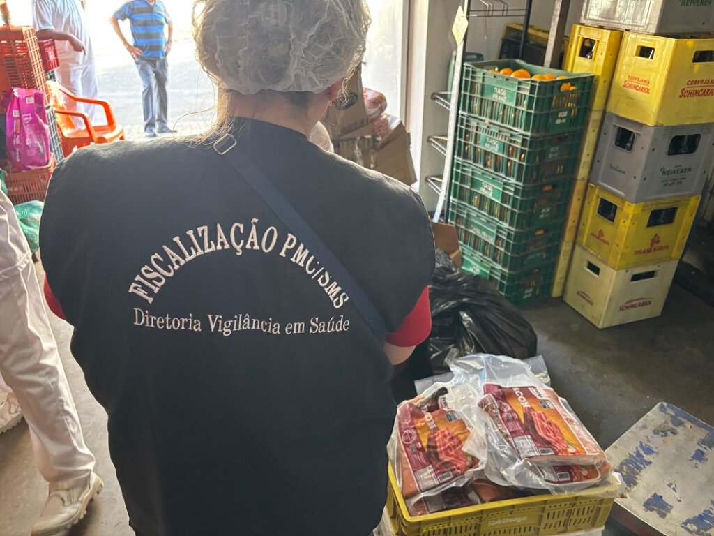Vigilância Sanitária apreende 240 kg de alimentos impróprios para o consumo em supermercado no Guajuviras