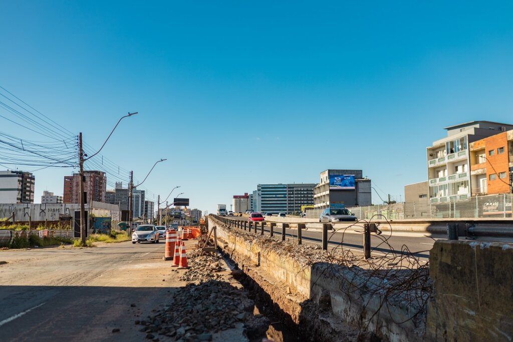 Bloqueio na pista principal da BR-116, sobre o viaduto da Metrovel