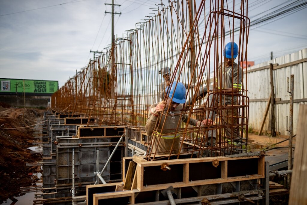 Iniciada a concretagem do muro de contenção no bairro Rio Branco; obra passa de 50%