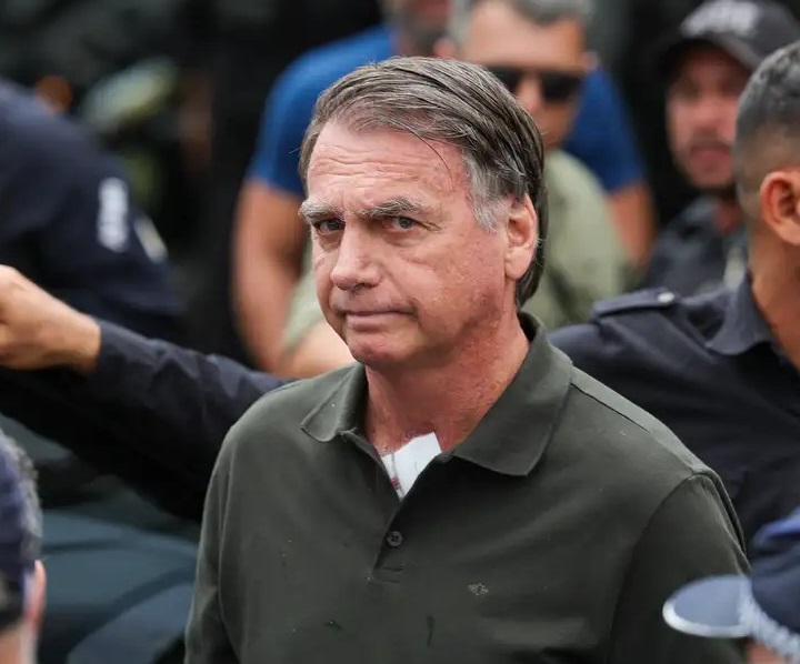 STF decreta prisão preventiva de Jair Bolsonaro após violação de tornozeleira e risco de fuga, diz decisão