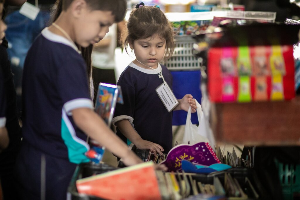 02-10-25-SEGUNDO-DIA-FEIRA-DO-LIVRO-JULIA-KRAUSPENHAR-30