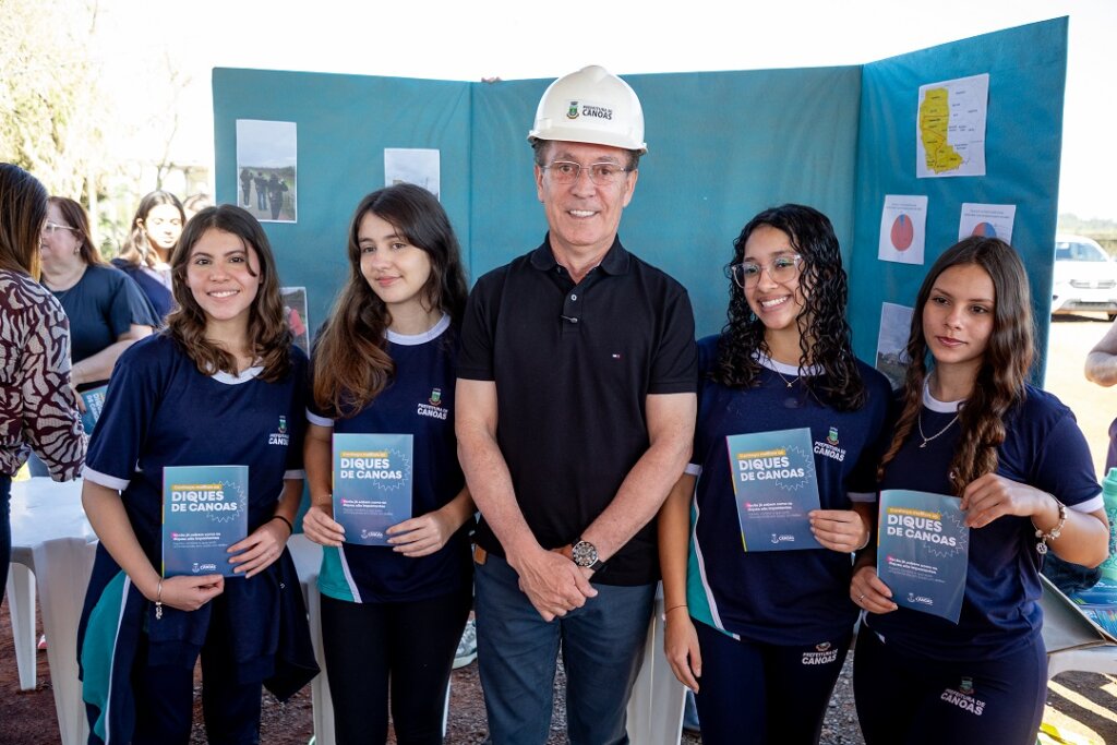Alunas da EMEF Leonel Brizola apresentam trabalho sobre diques no Mathias Velho