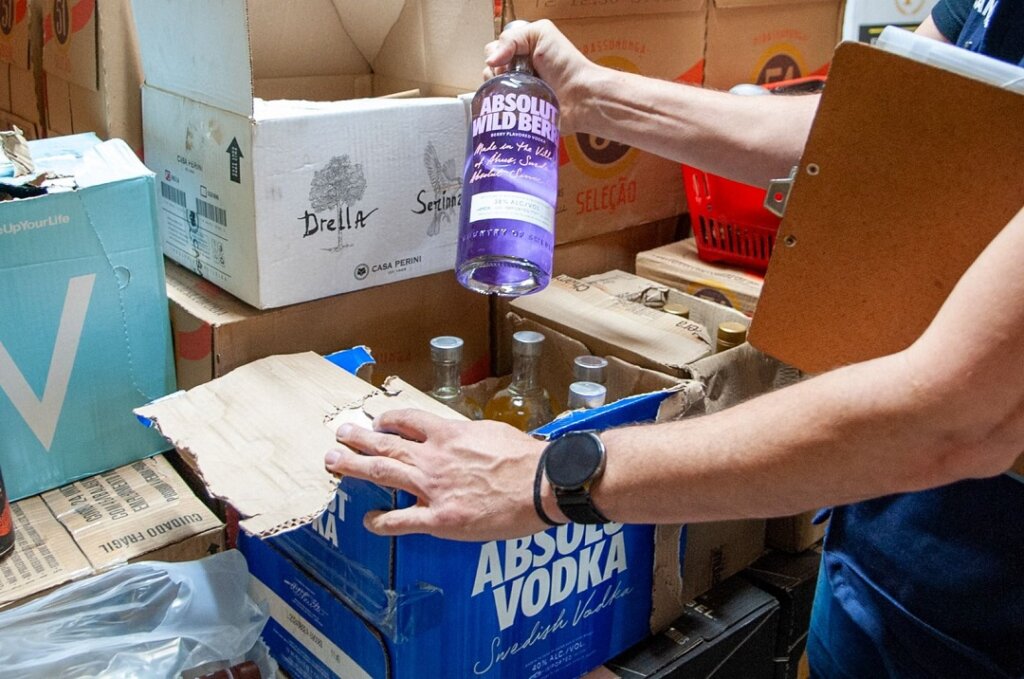 Após caso suspeito de intoxicação por metanol, fiscalização integrada apreende bebidas irregulares em Canoas