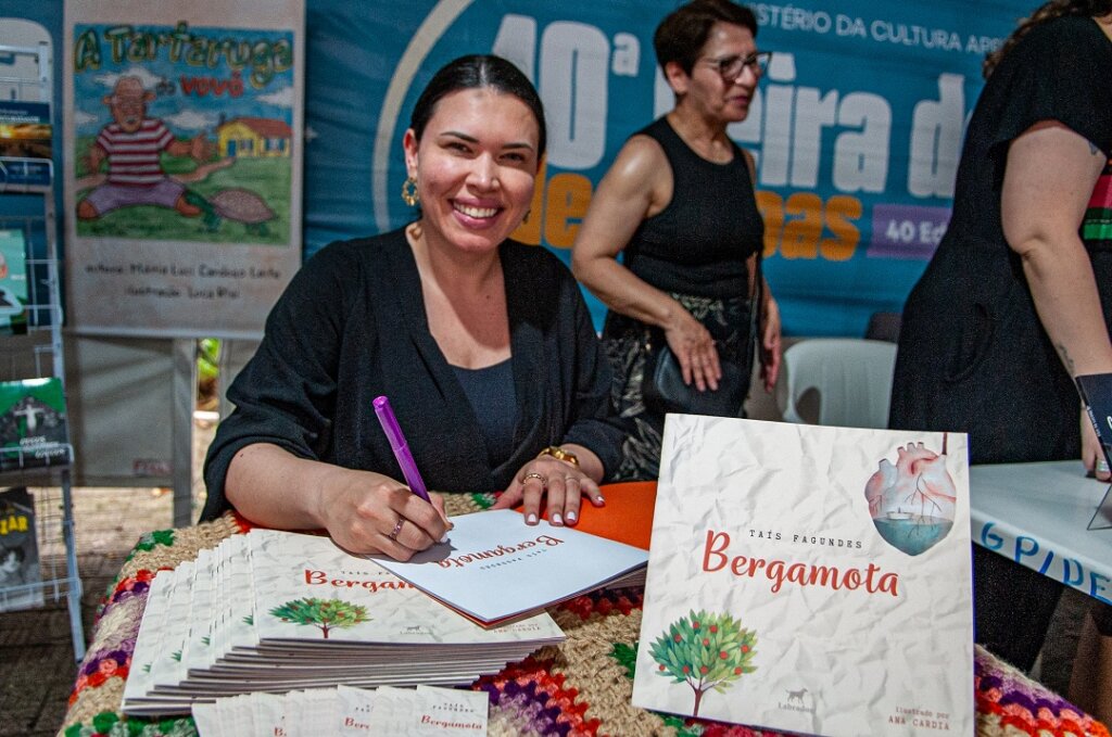 Autora canoense Taís Fagundes fala sobre “Bergamota Literária” na 40ª Feira do Livro de Canoas