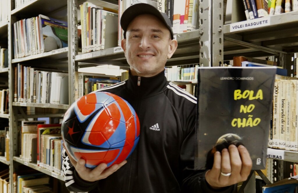 Escritor canoense Leandro Domingos participa da Feira do Livro de Porto Alegre com obra sobre futebol, polícia e jornalismo