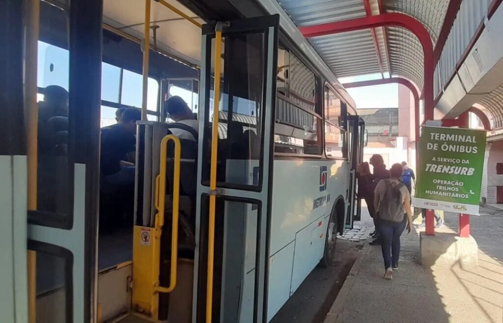 Justiça suspende recurso da Prefeitura de Nova Santa Rita e passageiros passam a embarcar em nova parada de ônibus em Canoas