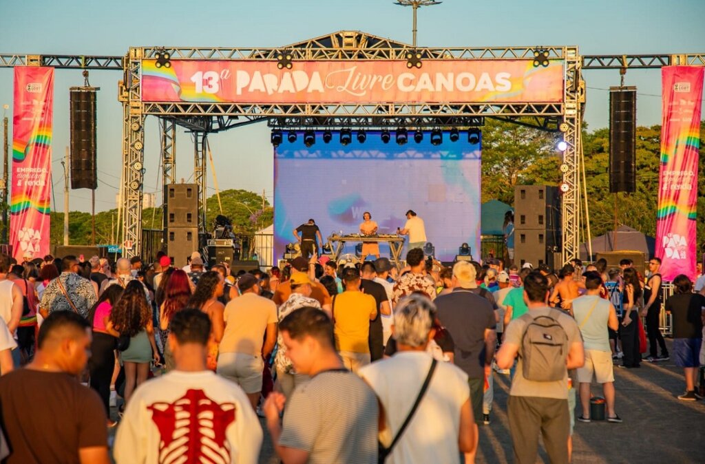 13ª Parada Livre reúne cerca de 3 mil pessoas no Parque Eduardo Gomes, em Canoas