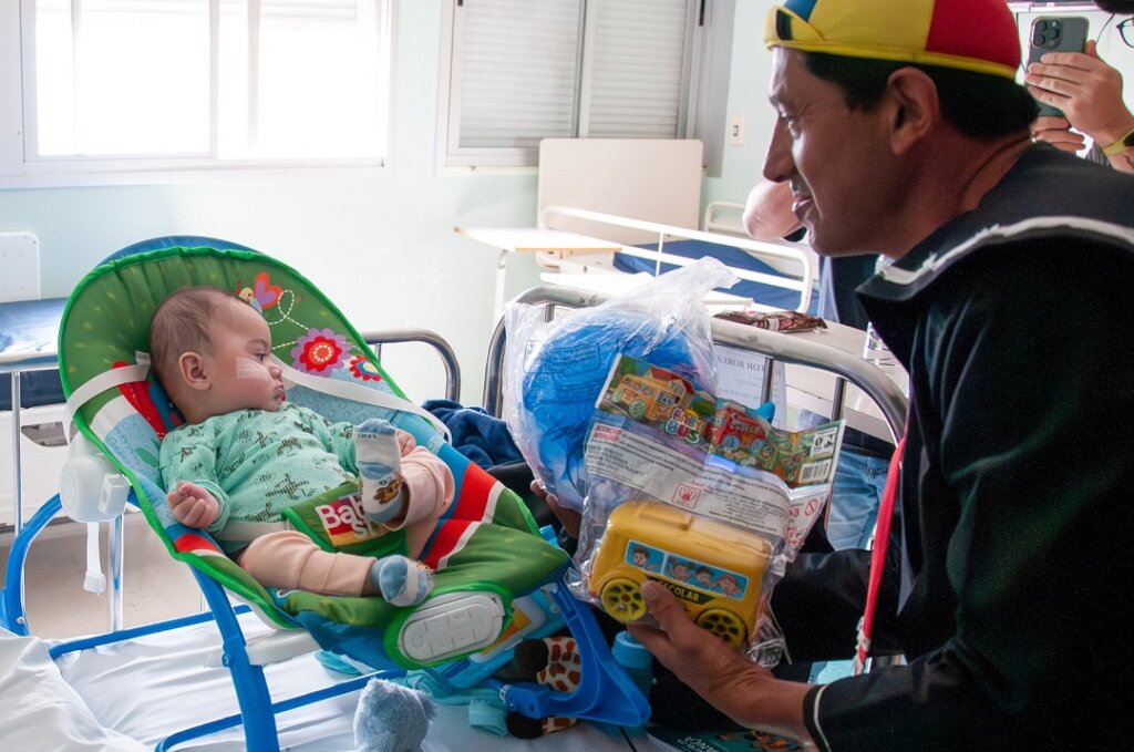 Crianças do Hospital Universitário recebem brinquedos arrecadados no drive solidário de outubro